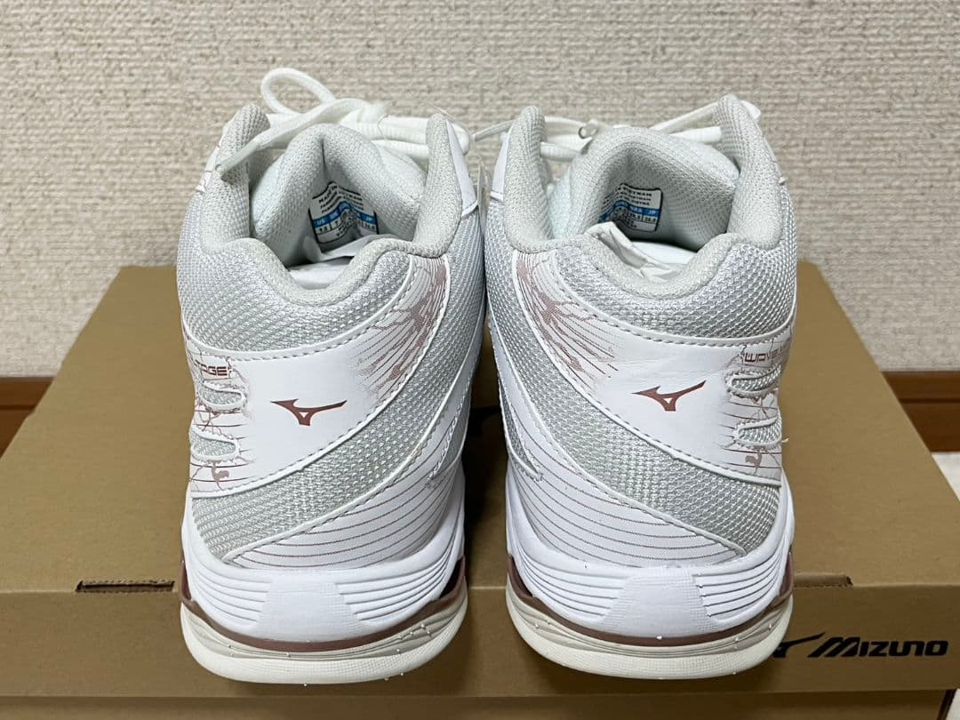 新品 ミズノ ウェーブボルテージ バレーボールシューズ ピンクゴールド 26cm