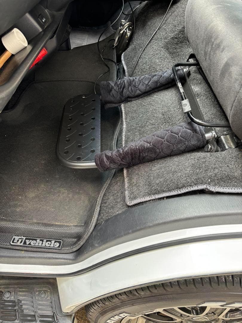 ハイエース レ200系 助手席 フットレスト　折畳み　足置き 即日発送