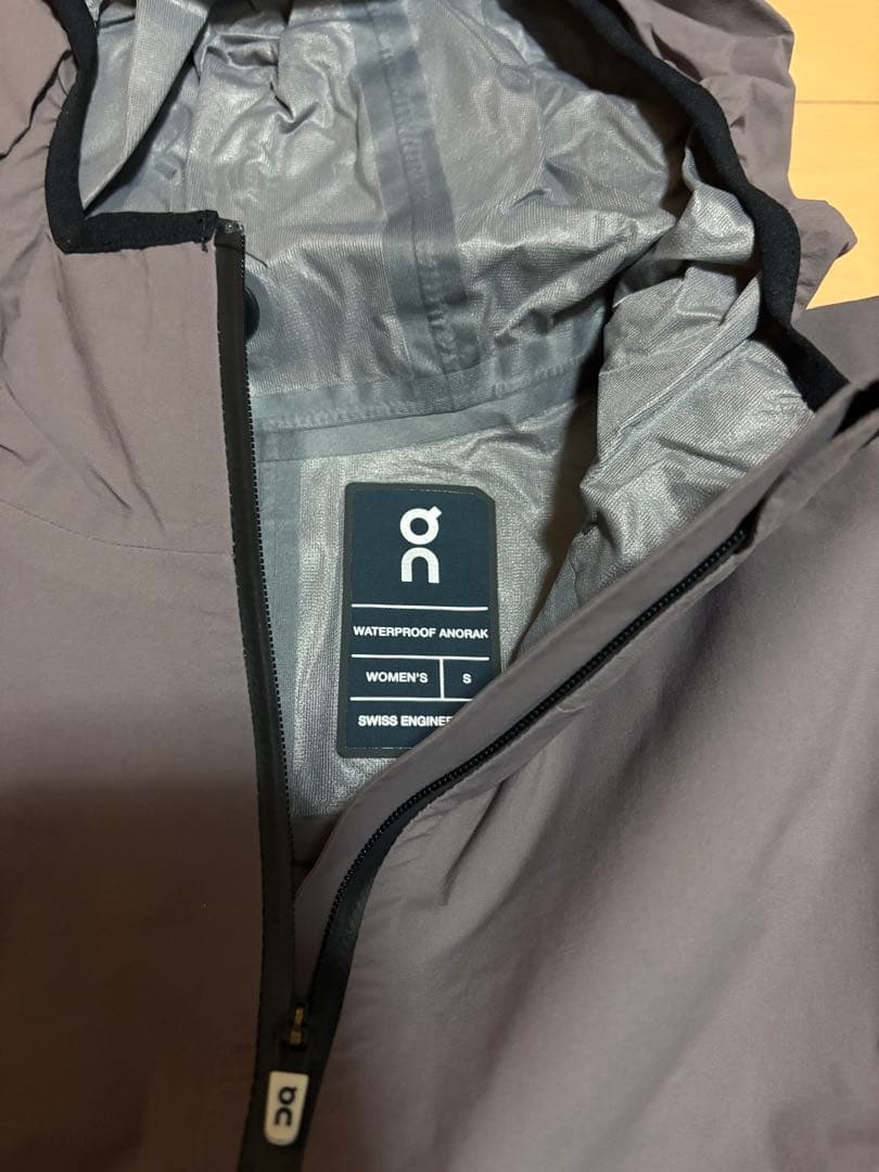 On ランニングウェア　アノラックジャケット　レディースS