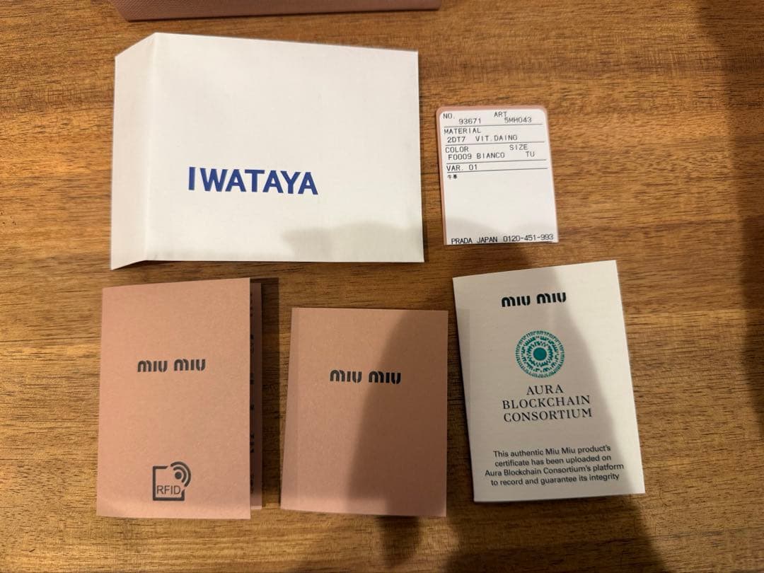 F*i様 miu miu ホワイト 三つ折り財布