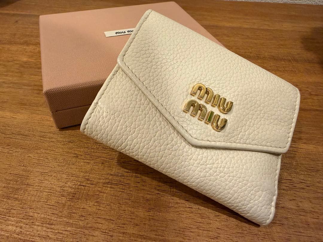 F*i様 miu miu ホワイト 三つ折り財布