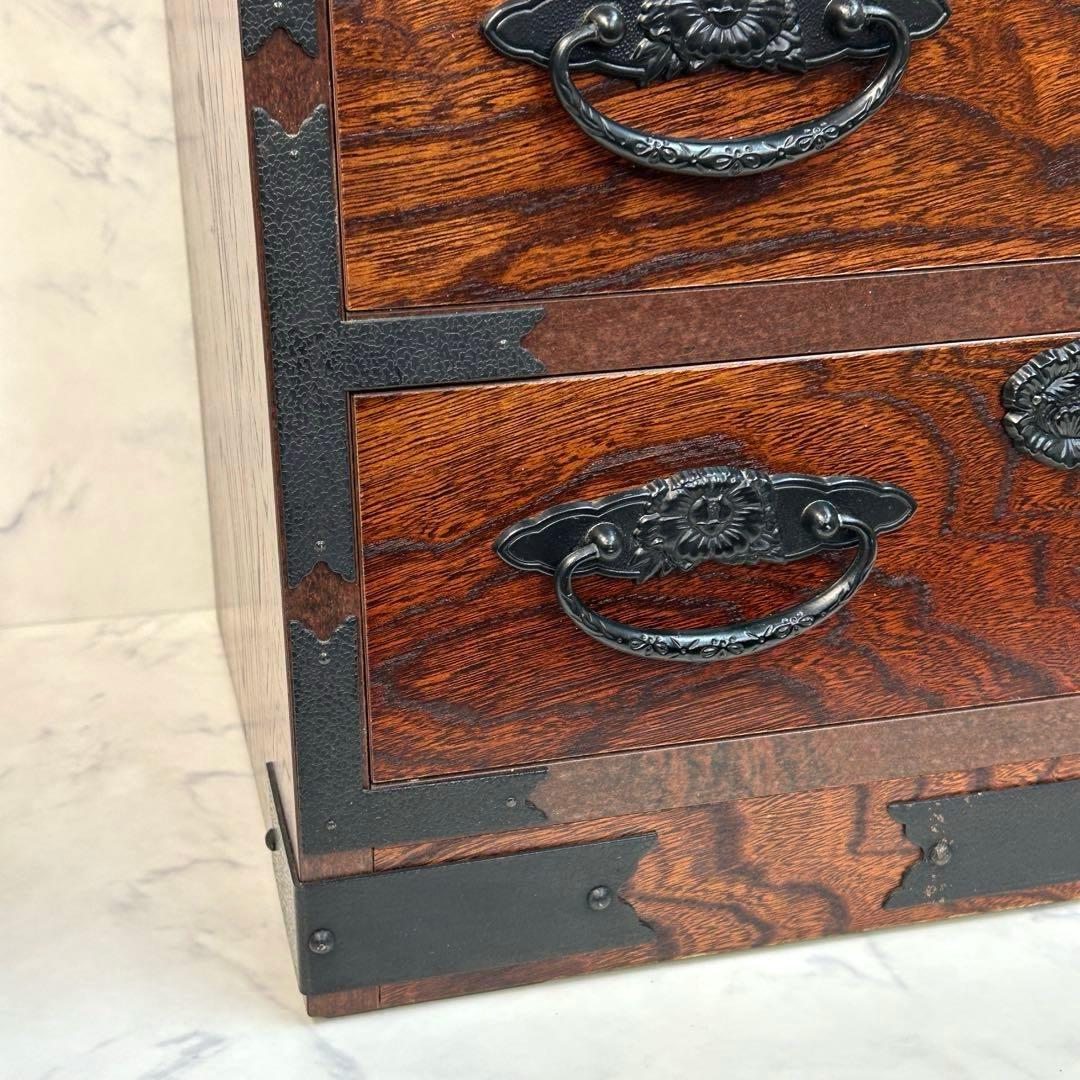 美品 アンティーク 欅・桐素材 漆塗り 小箪笥 牡丹金具 日本の伝統的な家具
