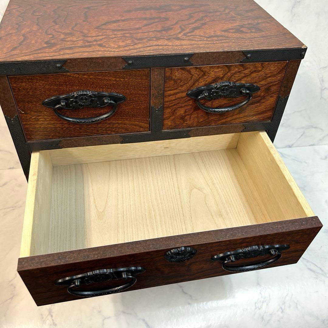 美品 アンティーク 欅・桐素材 漆塗り 小箪笥 牡丹金具 日本の伝統的な家具