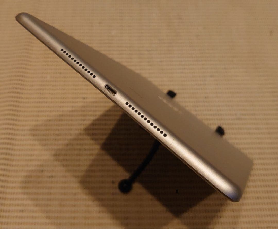 完動品SIMフリーiPad第7世代(A2198)本体32GB送料込EMDFV