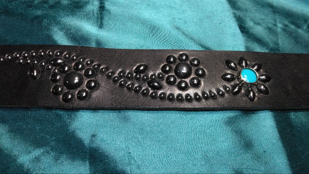 マリオ栃木レザー　ツタ＆フラワー　ソリッドブラス　ブラック　スタッズベルト