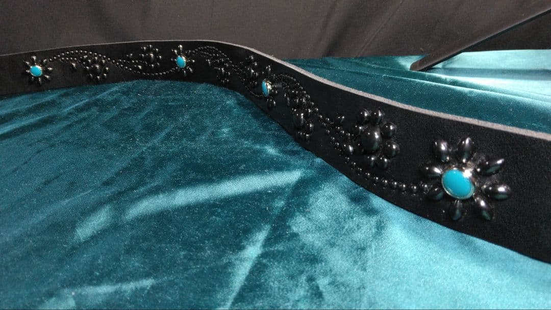 マリオ栃木レザー　ツタ＆フラワー　ソリッドブラス　ブラック　スタッズベルト