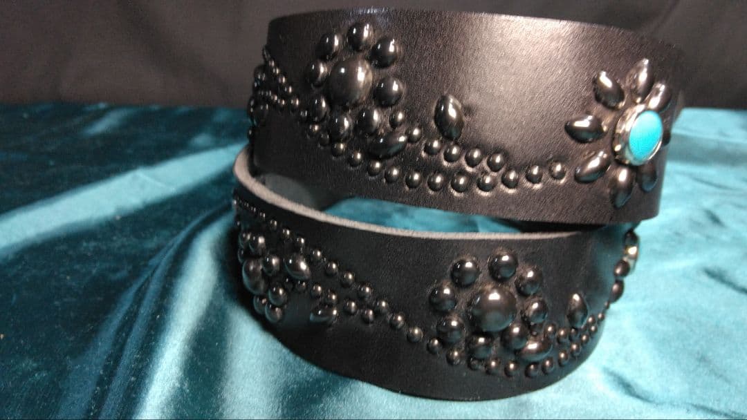 マリオ栃木レザー　ツタ＆フラワー　ソリッドブラス　ブラック　スタッズベルト