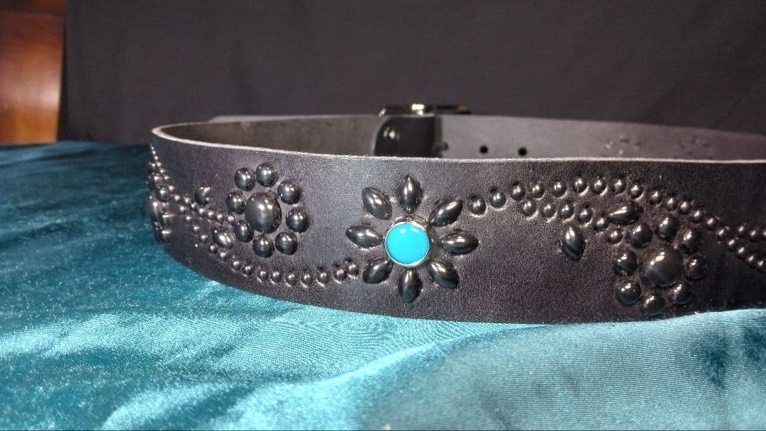 マリオ栃木レザー　ツタ＆フラワー　ソリッドブラス　ブラック　スタッズベルト