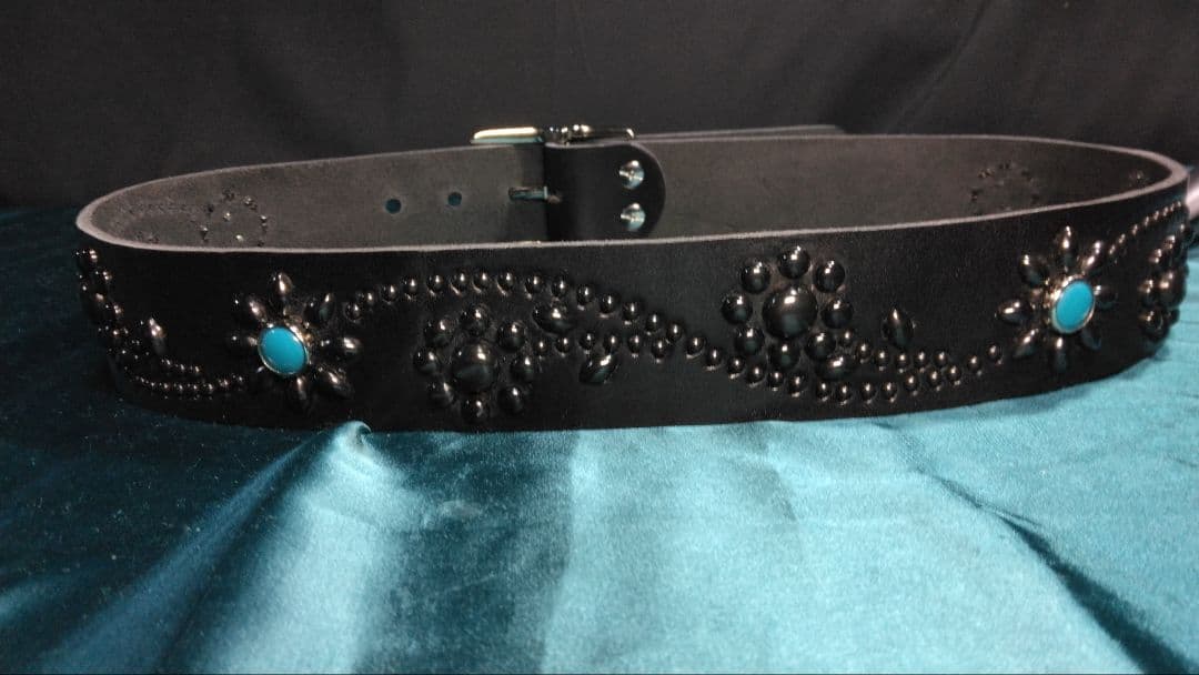 マリオ栃木レザー　ツタ＆フラワー　ソリッドブラス　ブラック　スタッズベルト