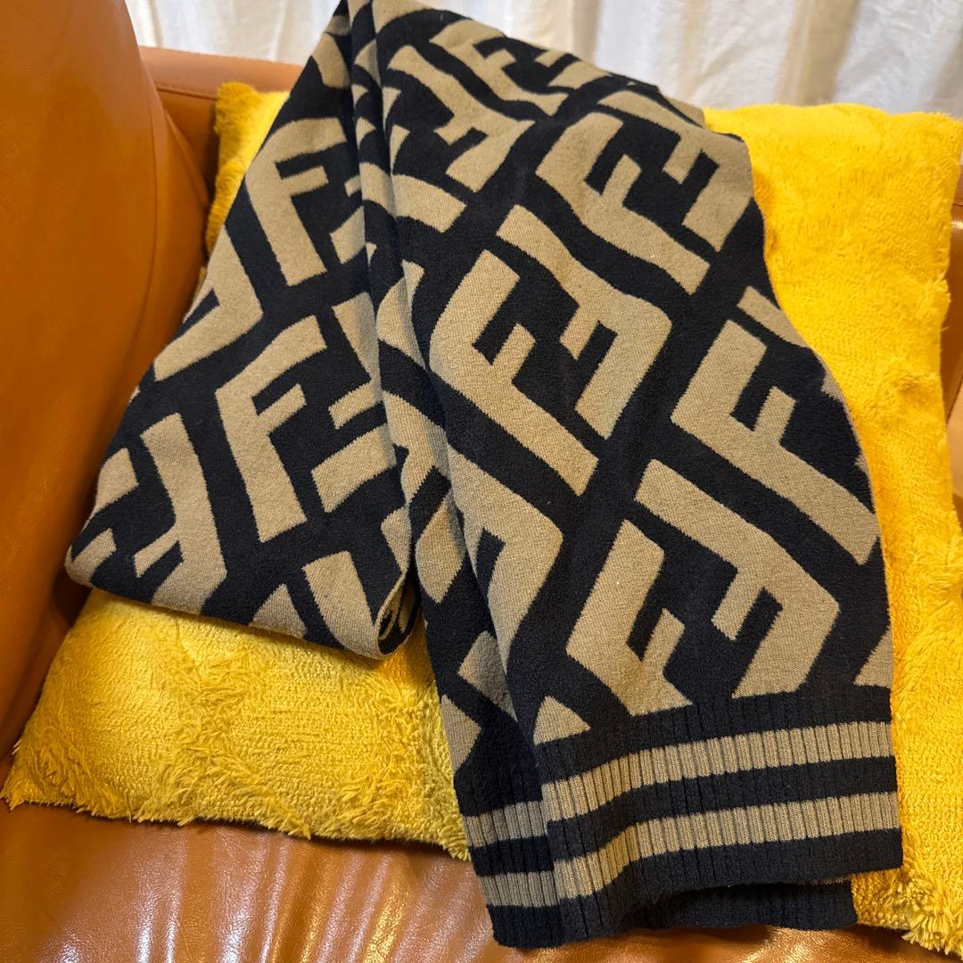 美品 FENDI ロゴ ウールマフラー FXT251 カーキ ブラック