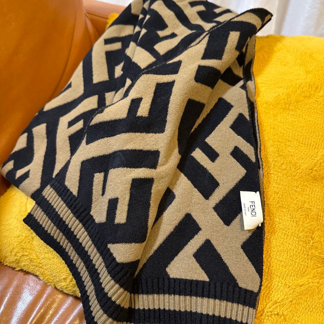 美品 FENDI ロゴ ウールマフラー FXT251 カーキ ブラック