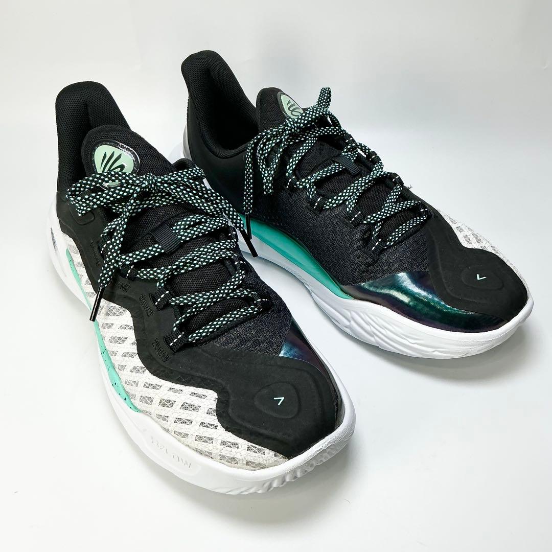 UNDER ARMOUR　バスケットボールシューズ　カリーフロー11　バッシュ