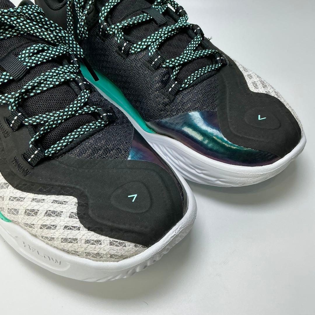 UNDER ARMOUR　バスケットボールシューズ　カリーフロー11　バッシュ