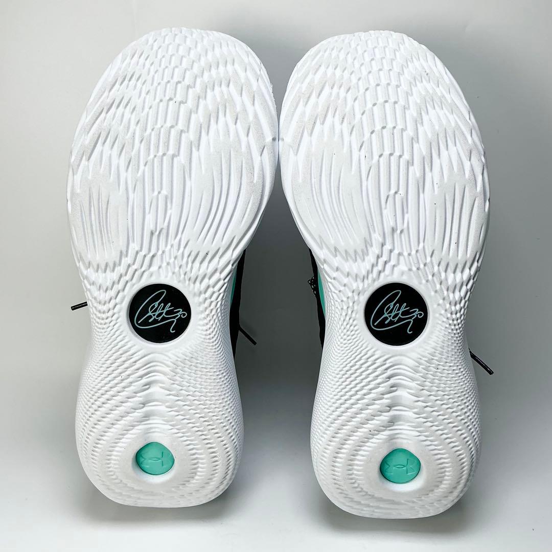 UNDER ARMOUR　バスケットボールシューズ　カリーフロー11　バッシュ