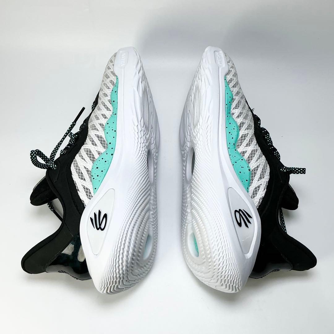 UNDER ARMOUR　バスケットボールシューズ　カリーフロー11　バッシュ