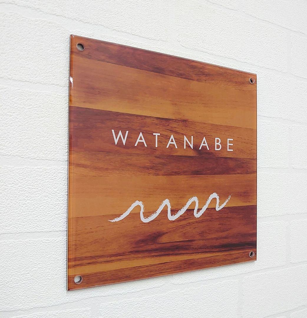 y＆n♡mama＊モダン木目背景・ウェーブ付きアクリル表札＊ＵＶ印刷
