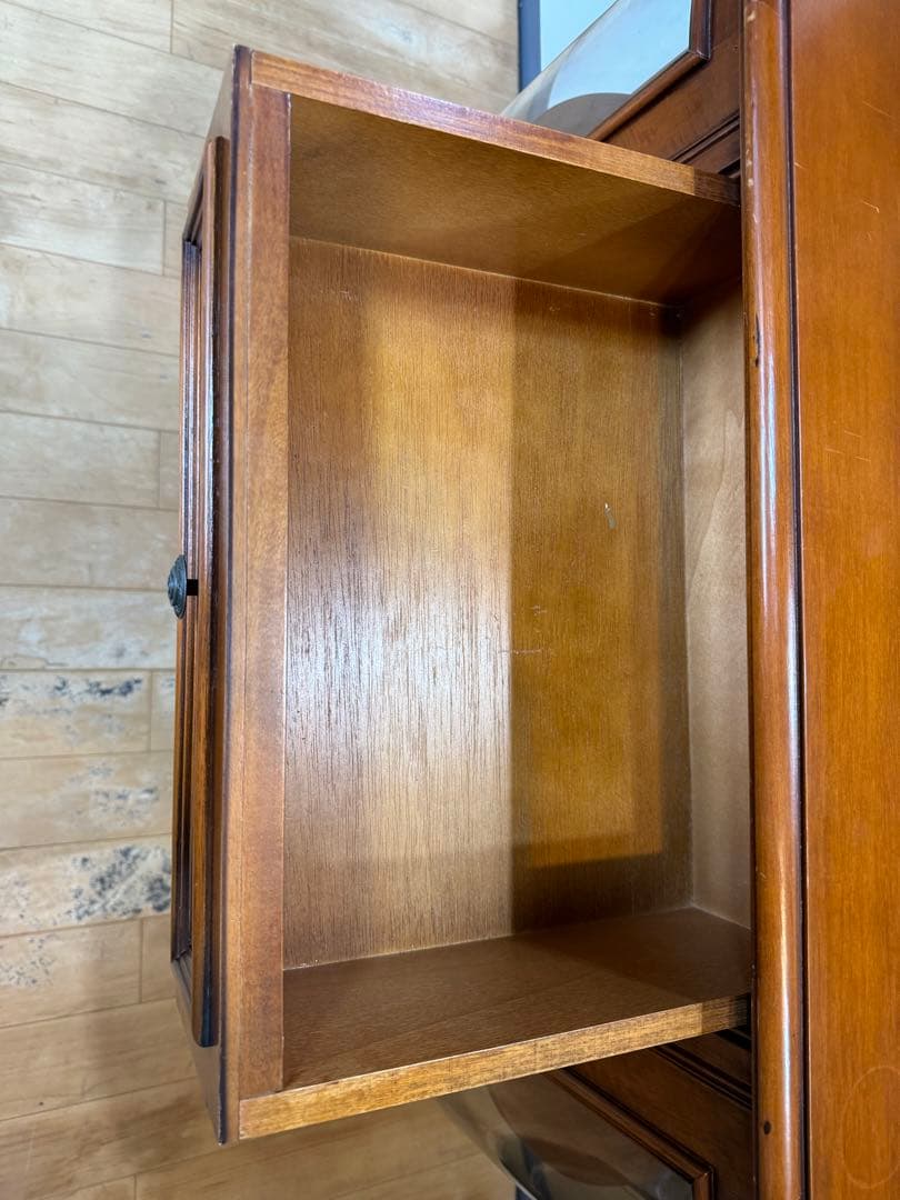 アンティーク調キャビネット クラシック 木製サイドボード ガラス扉付き 仙台