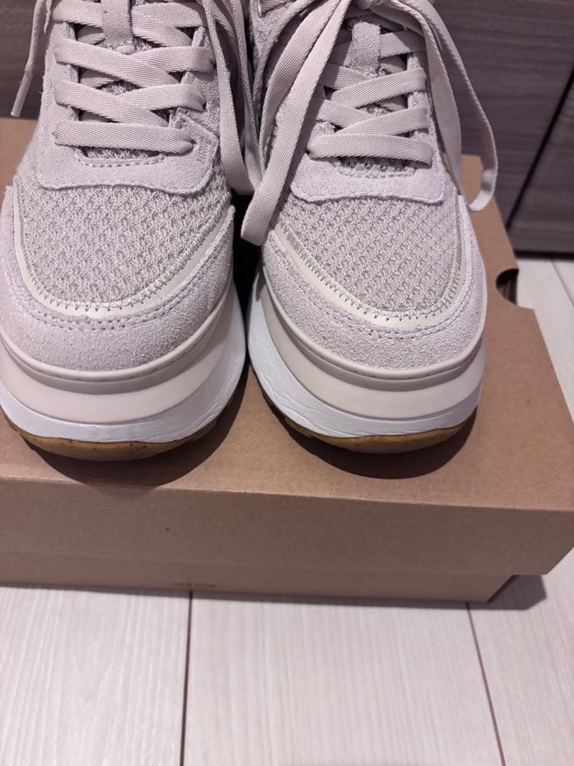 UGG 厚底スニーカー