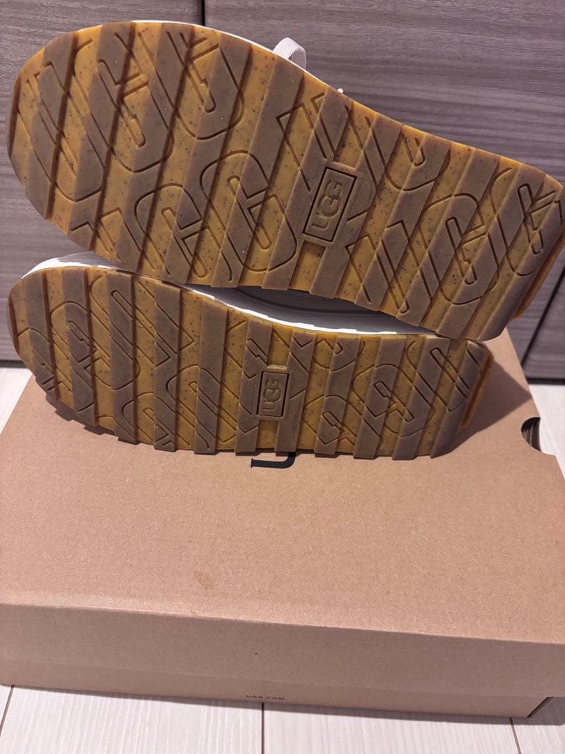 UGG 厚底スニーカー