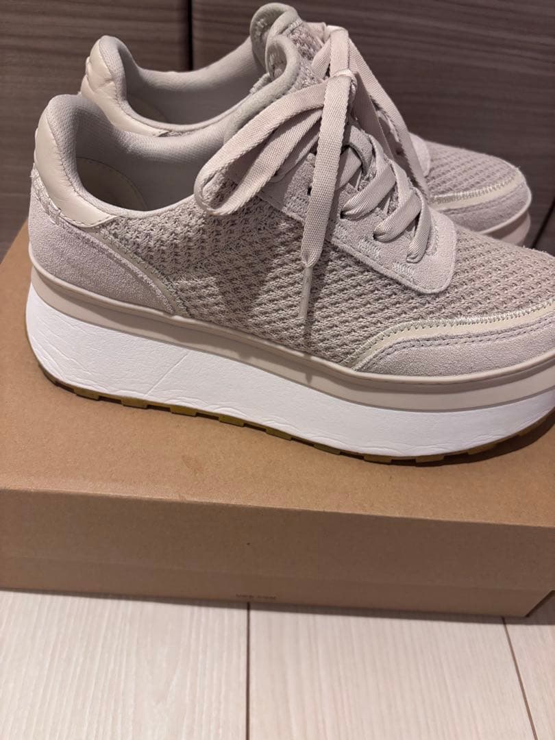 UGG 厚底スニーカー