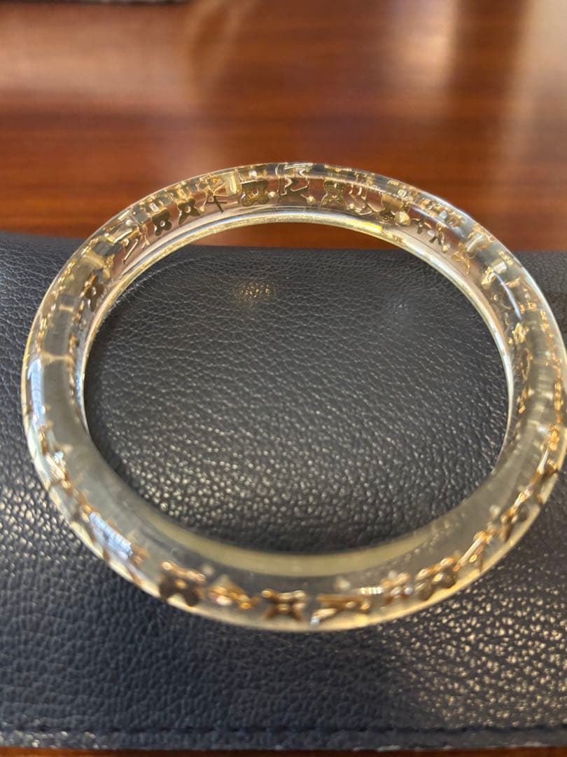 ルイヴィトン、アンクルージョン 透明アクリル 花模様 バングル