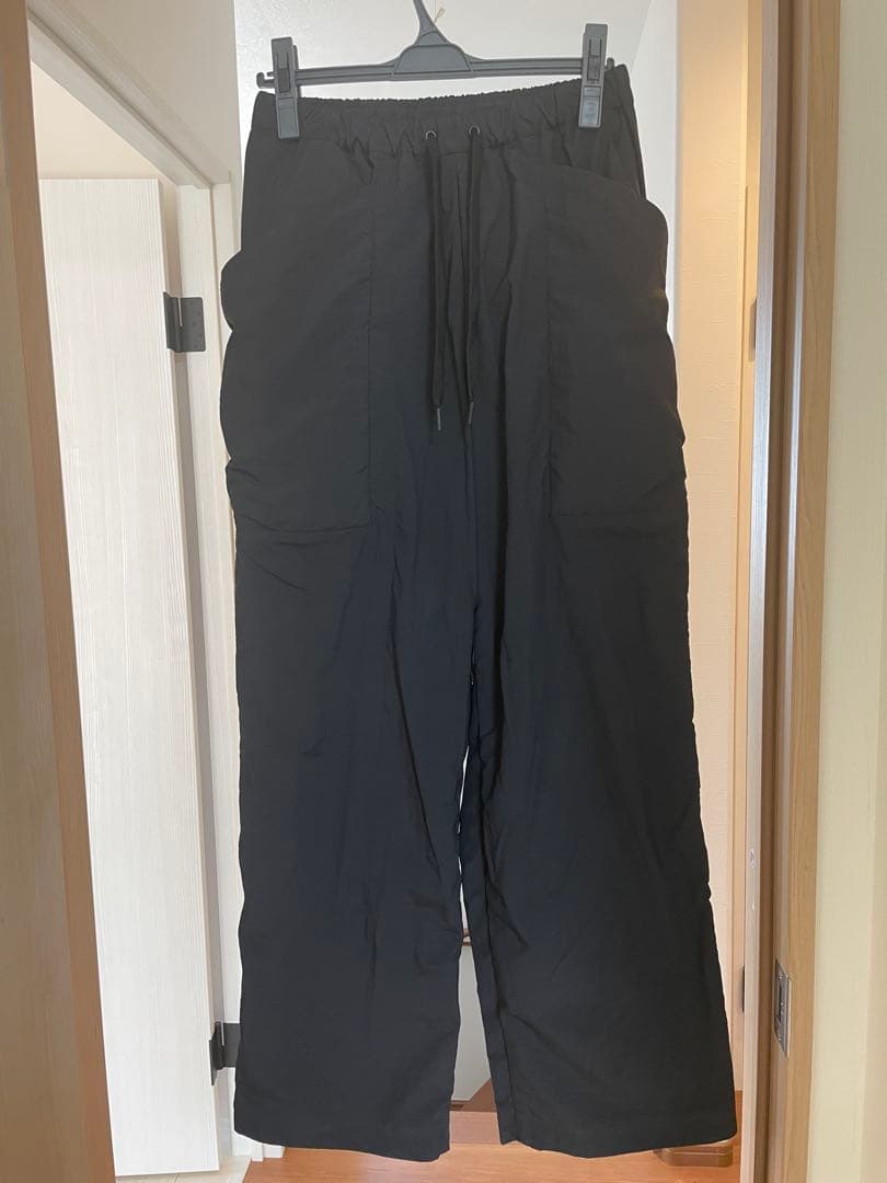 テアトラ　ブラック　パンツ