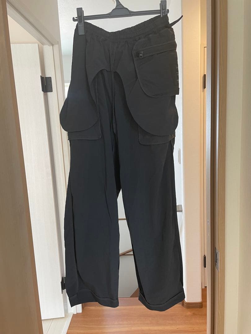 テアトラ　ブラック　パンツ