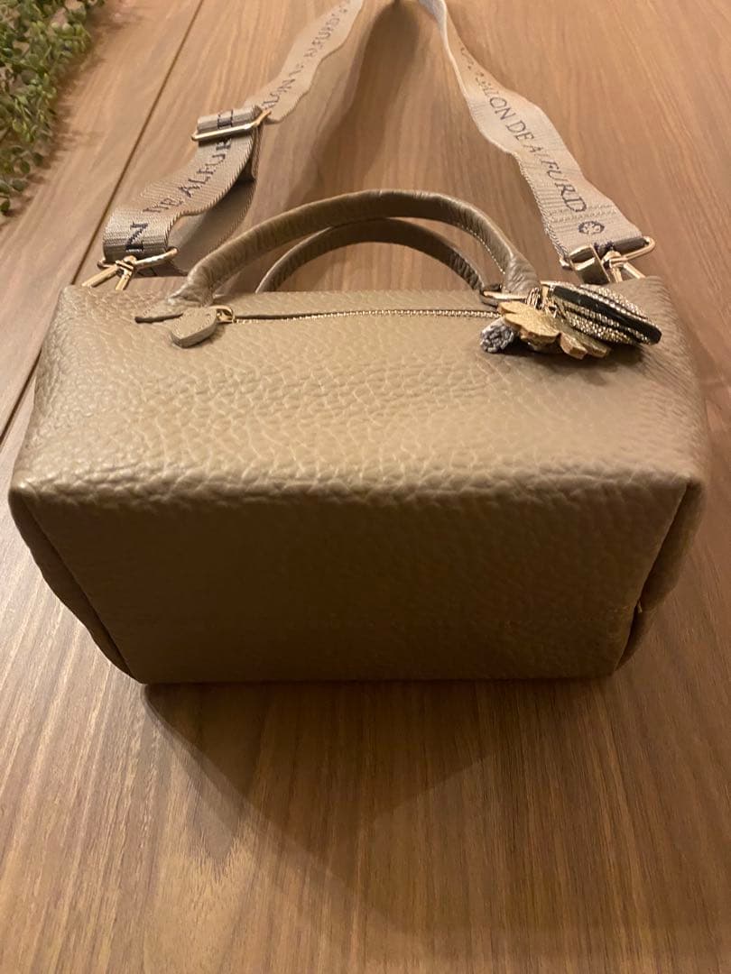 サロンドアルファード　ベージュ トープ　 ショルダー、チャームなし