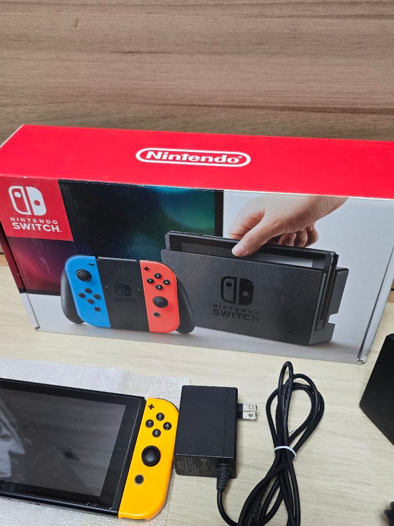 任天堂スイッチ　Switch本体 ハードケース・フィルム付属　特典多数付き