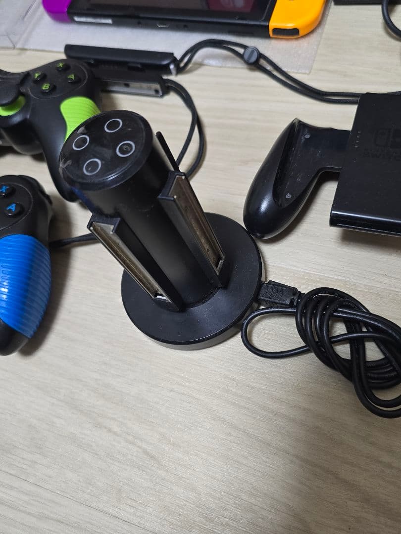 任天堂スイッチ　Switch本体 ハードケース・フィルム付属　特典多数付き