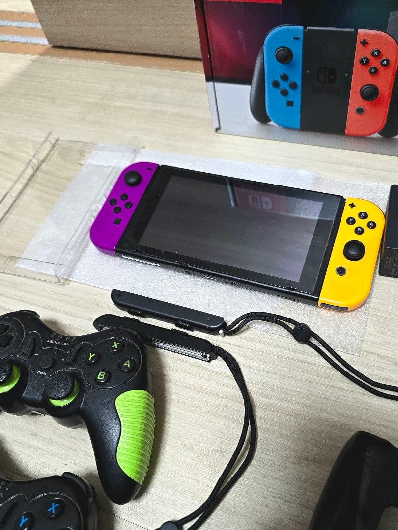 任天堂スイッチ　Switch本体 ハードケース・フィルム付属　特典多数付き