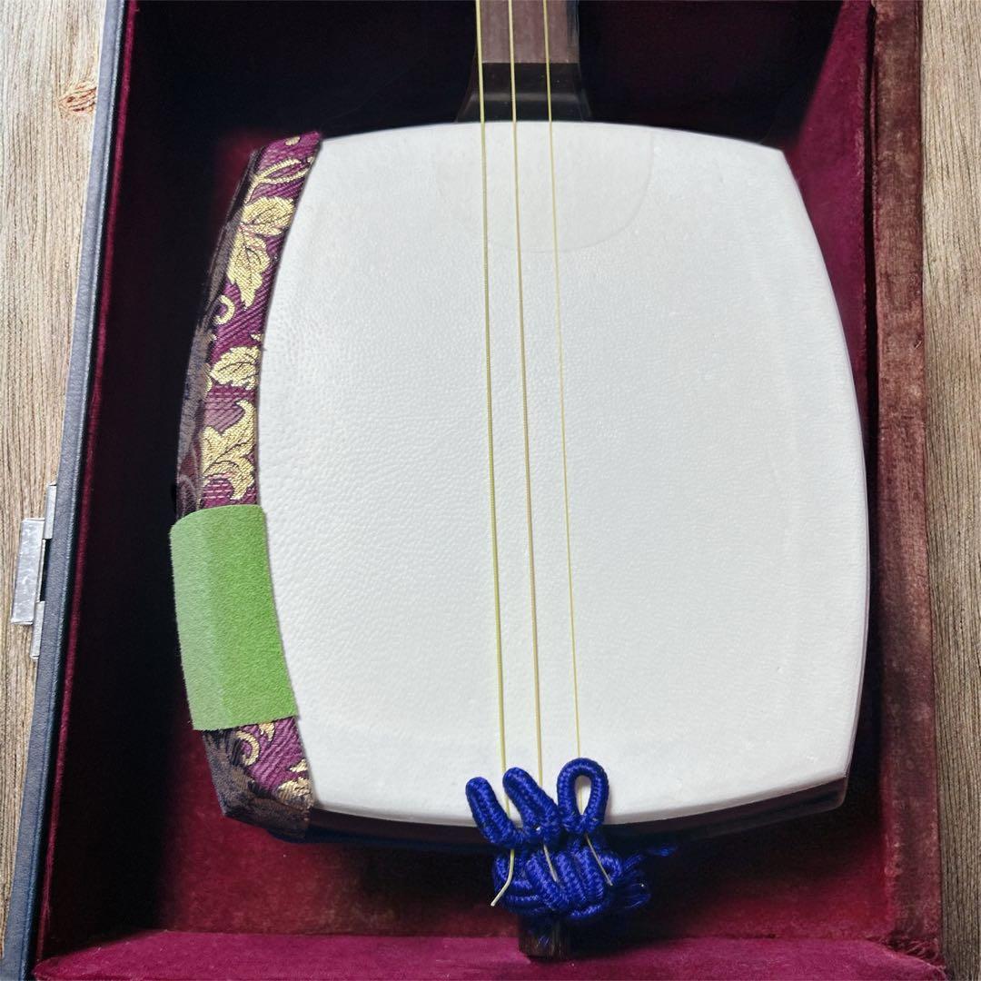 三味線本体 木製 3弦 金糸装飾 ハードケース 鍵 付き 中棹 太棹 東さわり