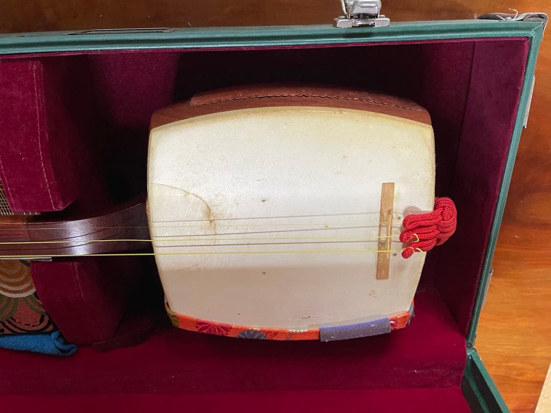 チ*ガ様 【お安くします】三味線 本体 ケース付き