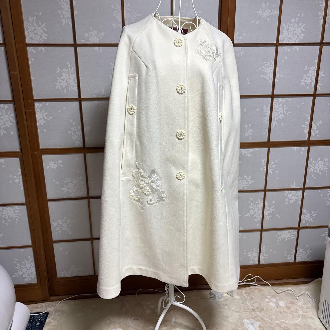 スーパービューティー　スパンコール刺繍のポンチョコート