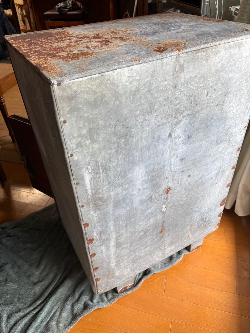 昭和レトロな冷蔵庫　インテリアにピッタリ！