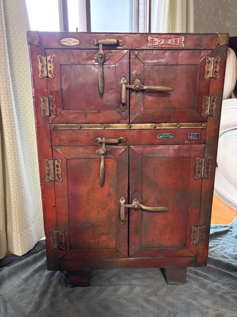 昭和レトロな冷蔵庫　インテリアにピッタリ！