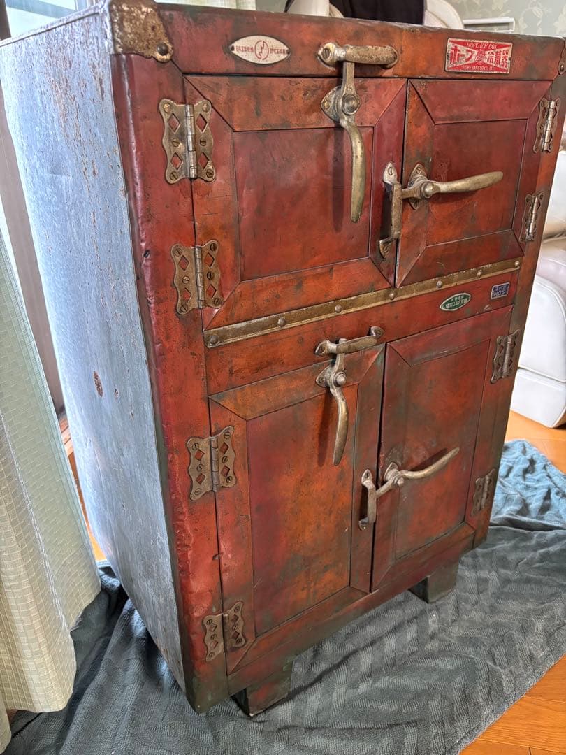 昭和レトロな冷蔵庫　インテリアにピッタリ！