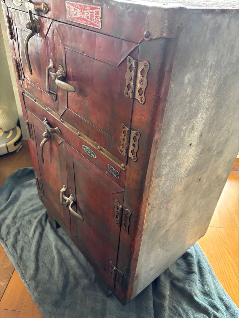 昭和レトロな冷蔵庫　インテリアにピッタリ！