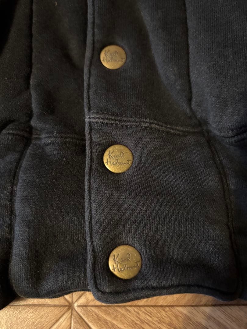 雰囲気抜群 カールヘルム スウェットスタジャン 黒 ロゴ グランジ