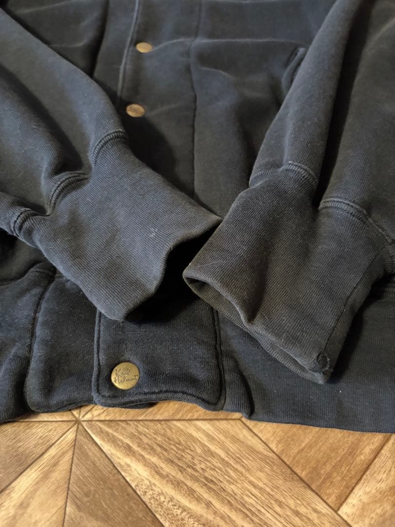 雰囲気抜群 カールヘルム スウェットスタジャン 黒 ロゴ グランジ