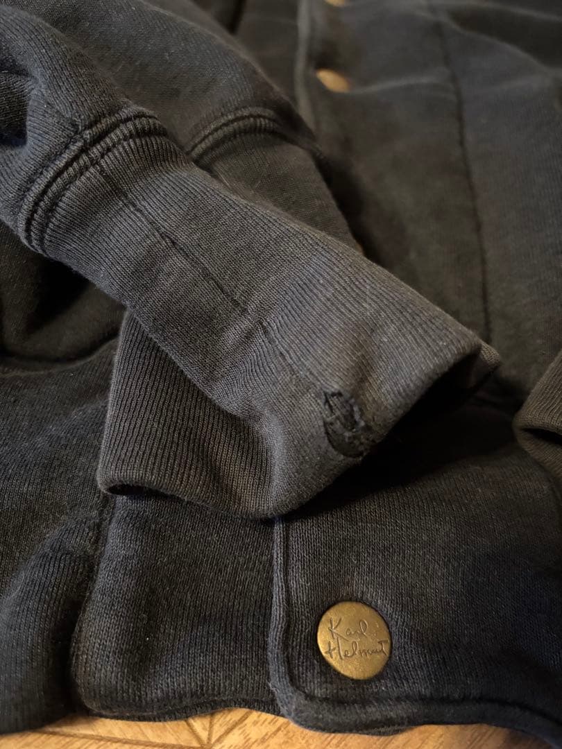 雰囲気抜群 カールヘルム スウェットスタジャン 黒 ロゴ グランジ