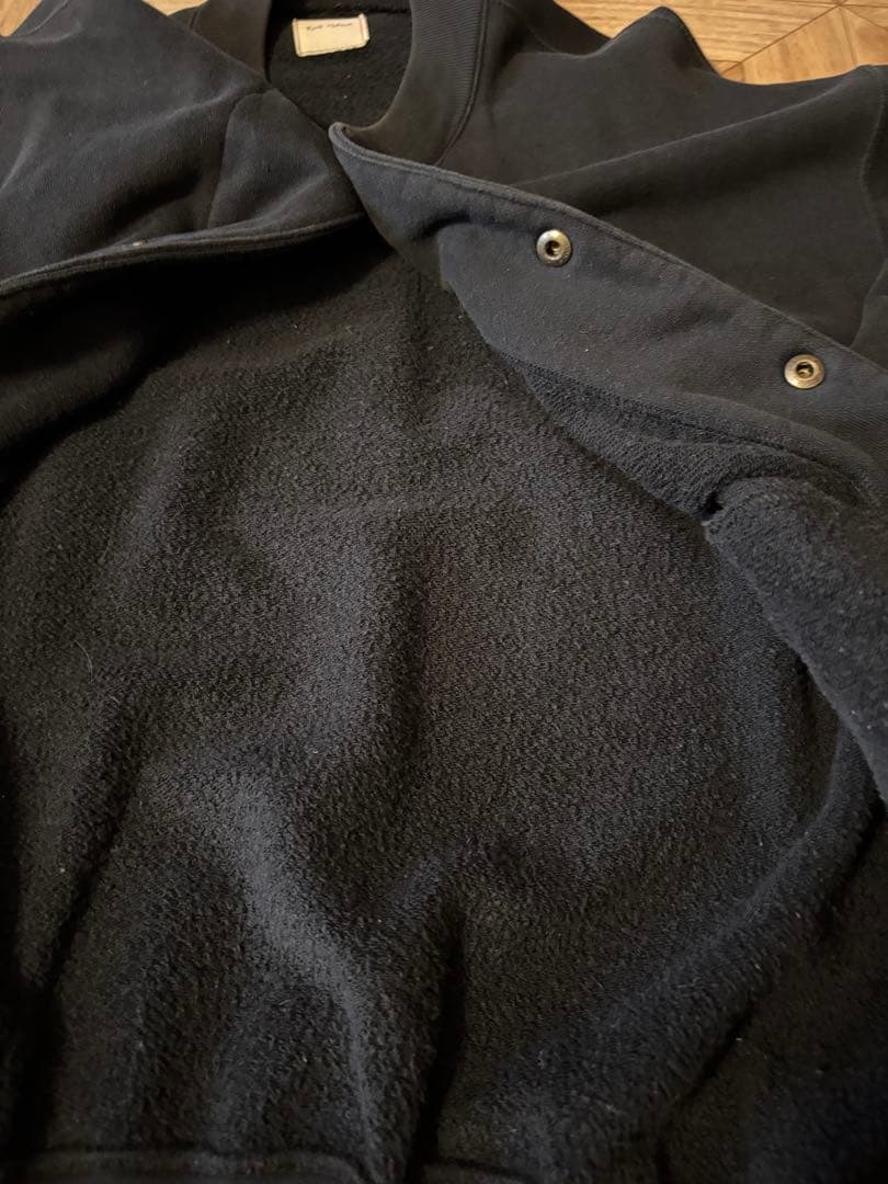 雰囲気抜群 カールヘルム スウェットスタジャン 黒 ロゴ グランジ