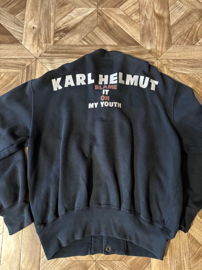 雰囲気抜群 カールヘルム スウェットスタジャン 黒 ロゴ グランジ