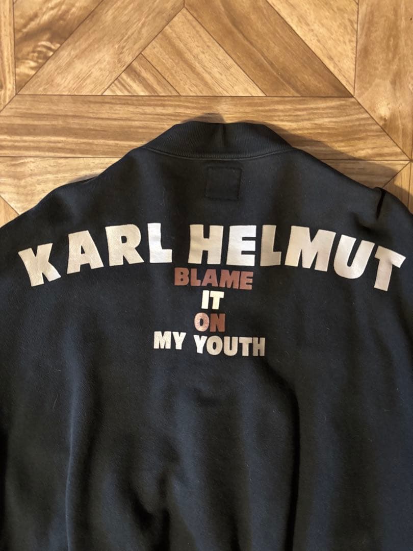 雰囲気抜群 カールヘルム スウェットスタジャン 黒 ロゴ グランジ