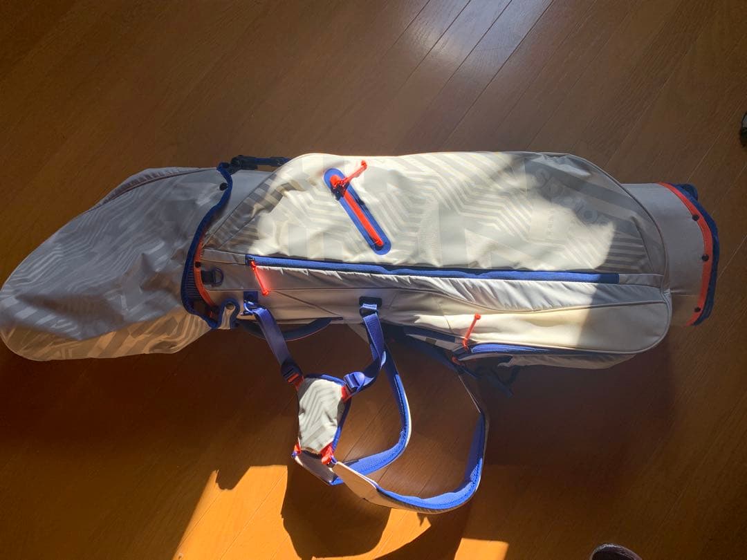 adidas ゴルフ　スタンド式キャディバッグ　軽量