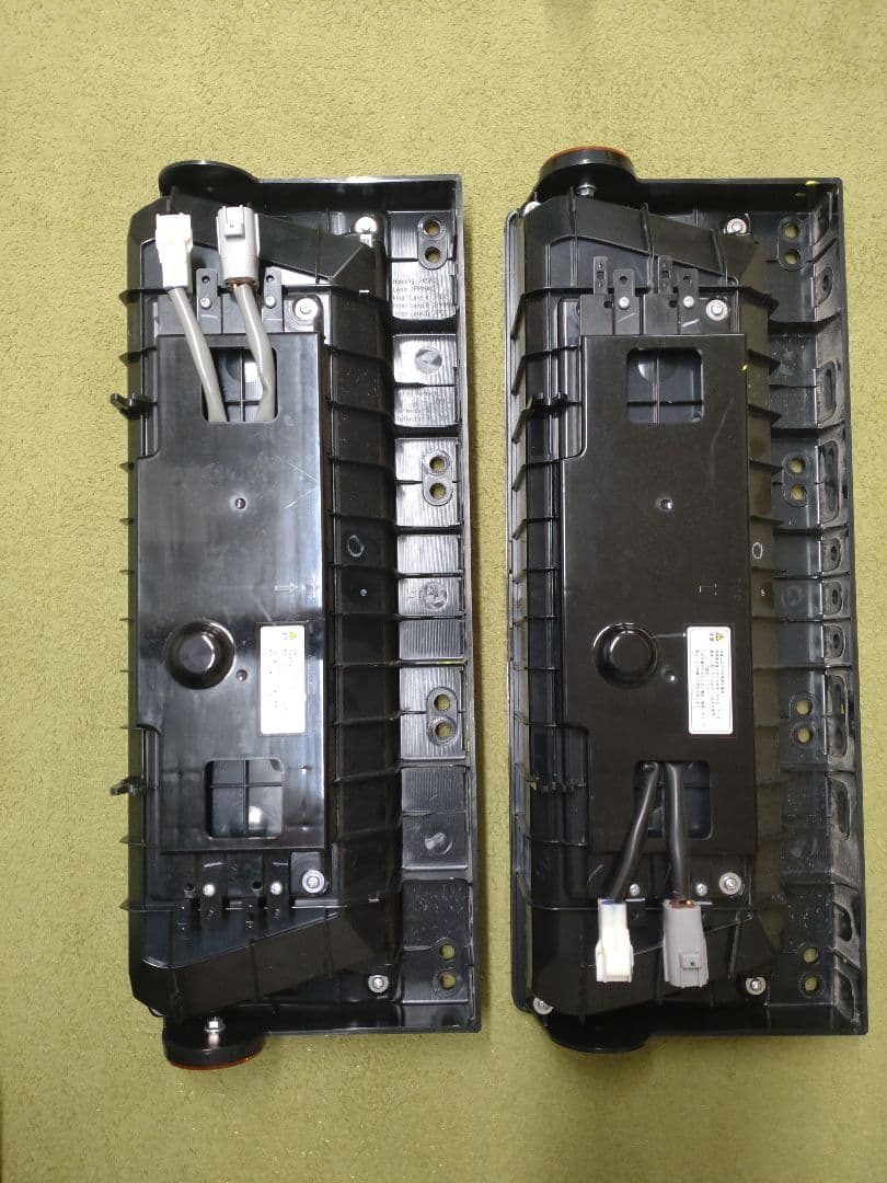 小糸 ３連LEDテールランプ 赤/クリア