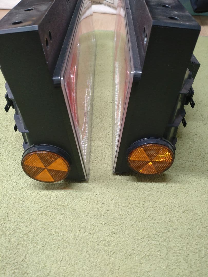 小糸 ３連LEDテールランプ 赤/クリア