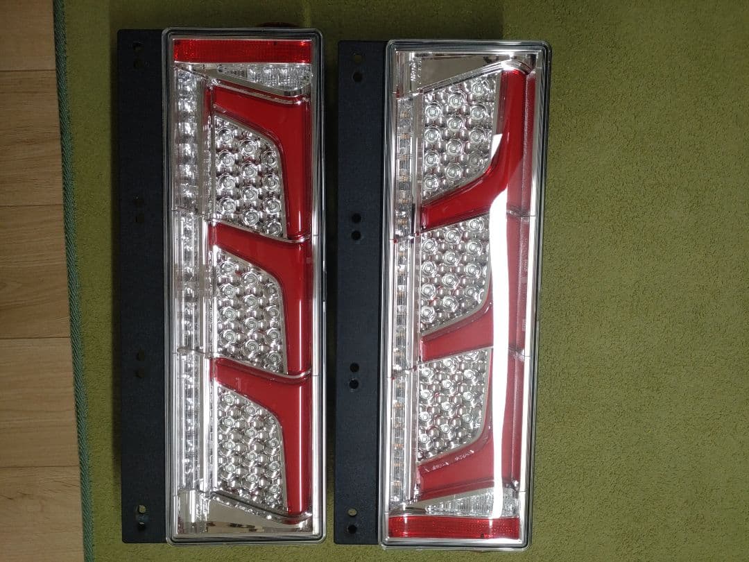 小糸 ３連LEDテールランプ 赤/クリア