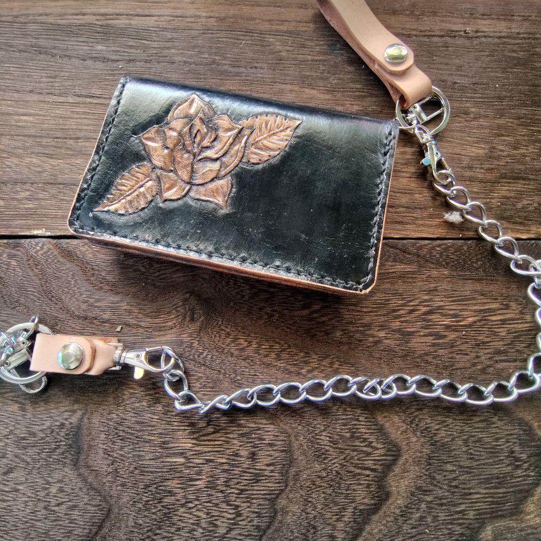 ミドルサイズ トラッカーウォレット 黒×ネイビー バラのカービング 86