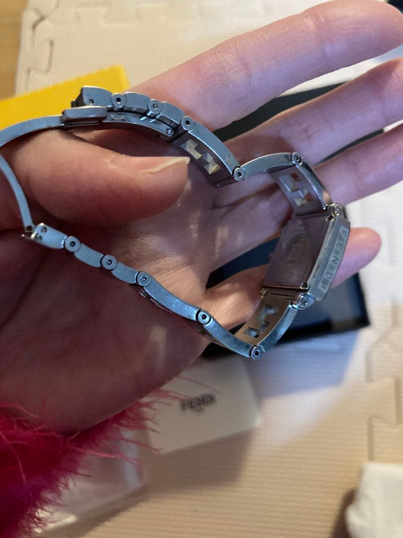 FENDI ロゴ入りスクエア型ピンク 腕時計 シルバー